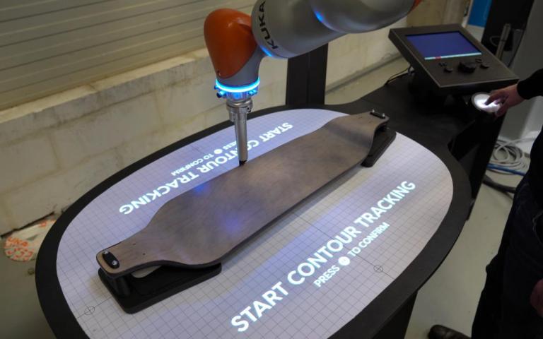 Cobot performs quality control measurements on an object